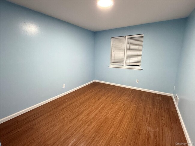 Building Photo - 733 Warwick St