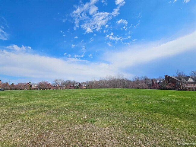 Building Photo - 264 Village Way S