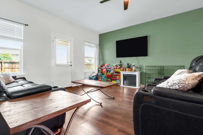 Building Photo - "Spacious 5-Bedroom Home with 3.5 Full Bat...