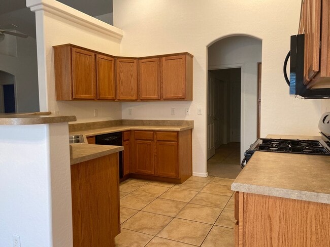 Building Photo - 6956 E Sandhurst Dr