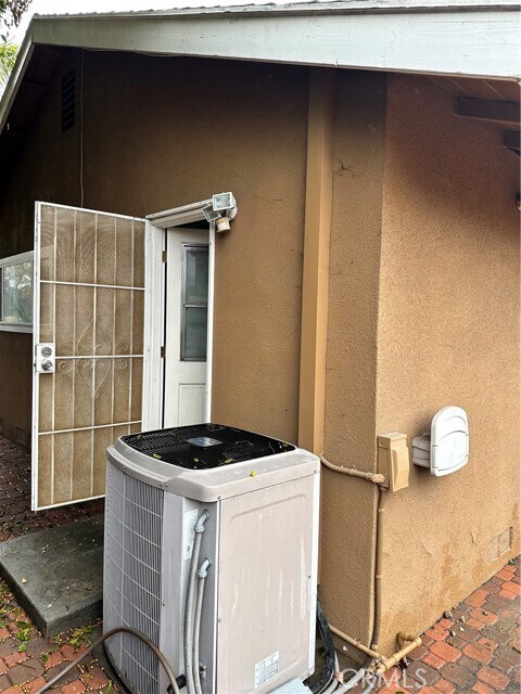 Building Photo - 4701 Sharon Dr