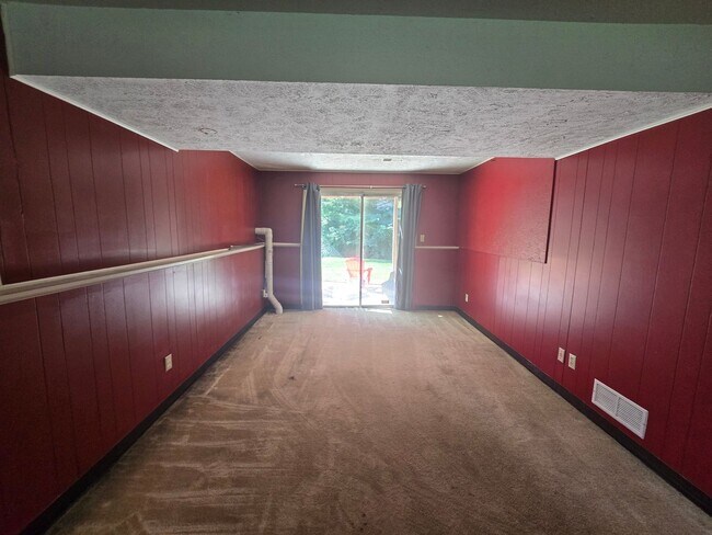 Building Photo - AVAILABLE NOW! Adorable 3 Bedroom Split Entry Home - Monroeville PA