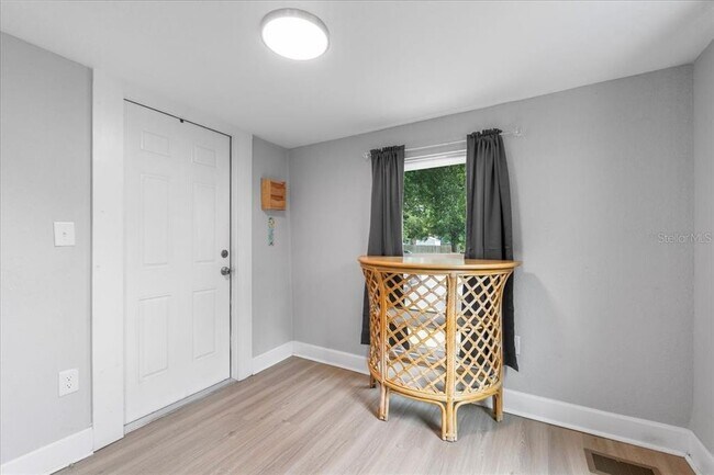 Building Photo - 208 Weaver Ave