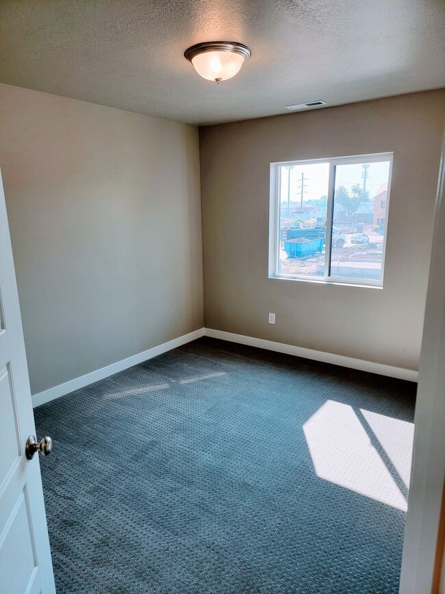 Building Photo - Gorgeous Townhome!!!