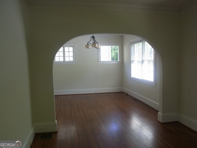 Building Photo - 886 Vedado Way NE