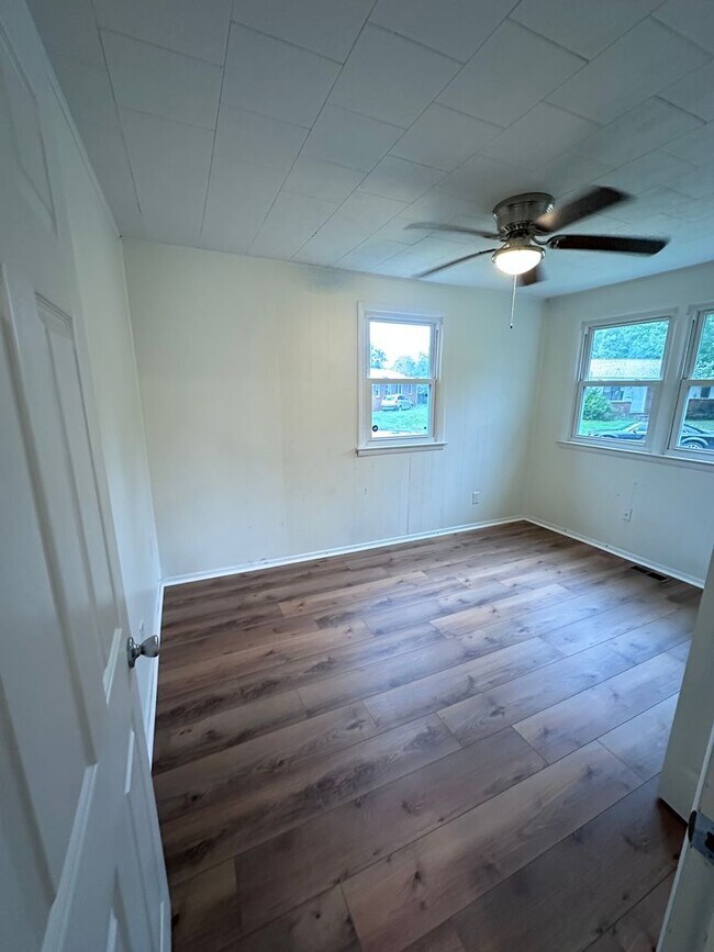 Building Photo - Three Bedroom House