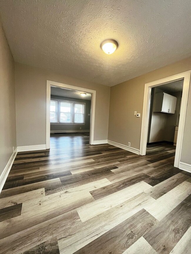 Building Photo - Three bedroom One bathroom single family h...