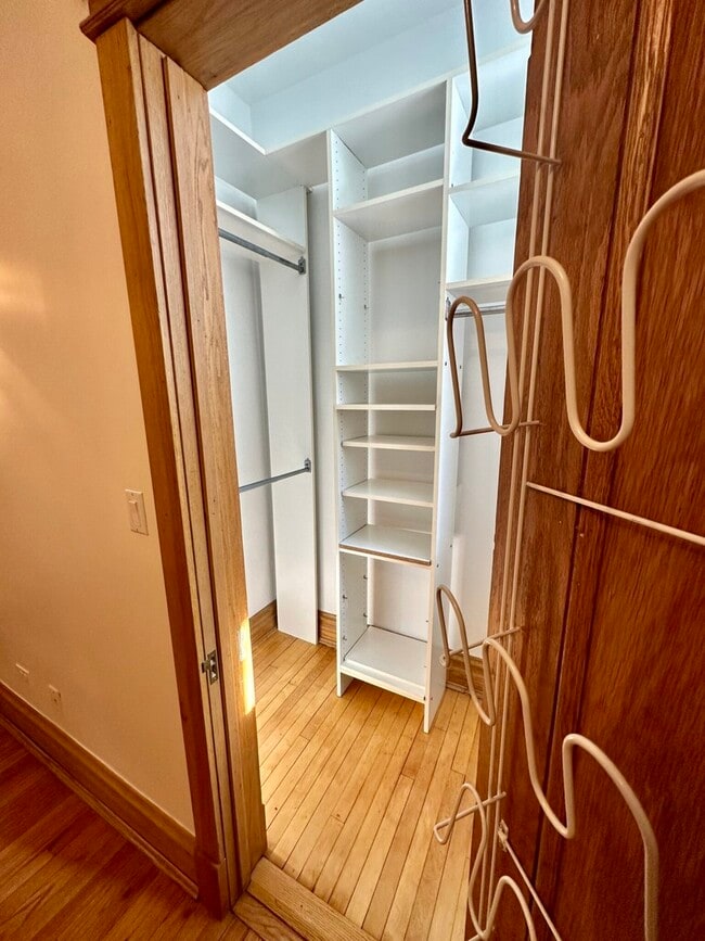 Building Photo - 5719 N Kenmore Ave