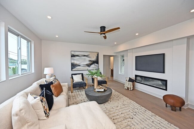 Building Photo - 3 Bed, 3.5 Bath - Modern, sleek & steps fr...