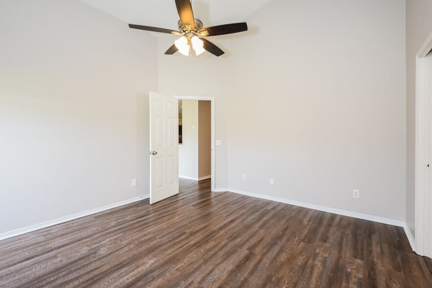 Building Photo - 1035 Pine St