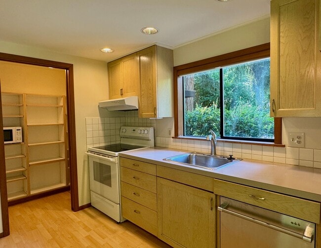 Building Photo - 13807 Silven Ave NE