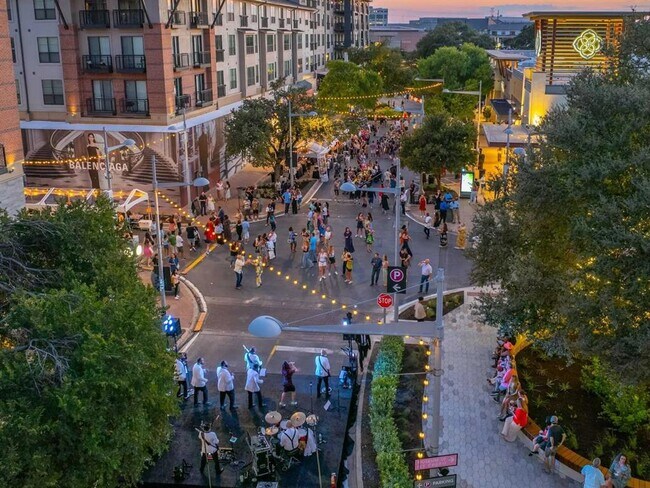 Building Photo - 1411 Gracy Farms Ln