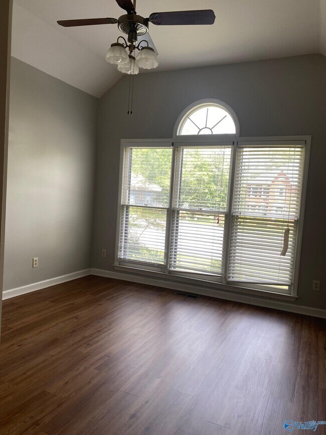 Building Photo - 203 Glenridge Ct SW