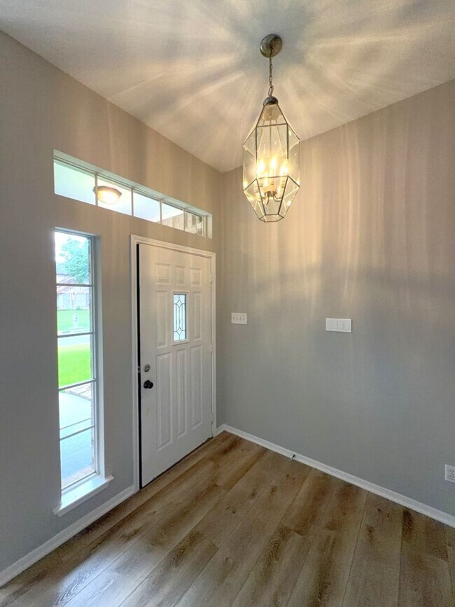 Building Photo - 2106 Lexington Woods Dr