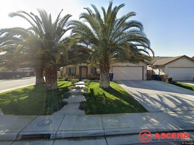 Primary Photo - Stunning Home Close to Golf Course!