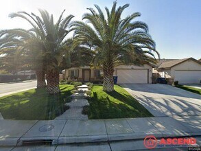Building Photo - Stunning Home Close to Golf Course!