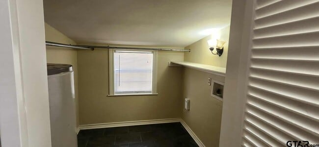 Building Photo - 409 Sunny Ln