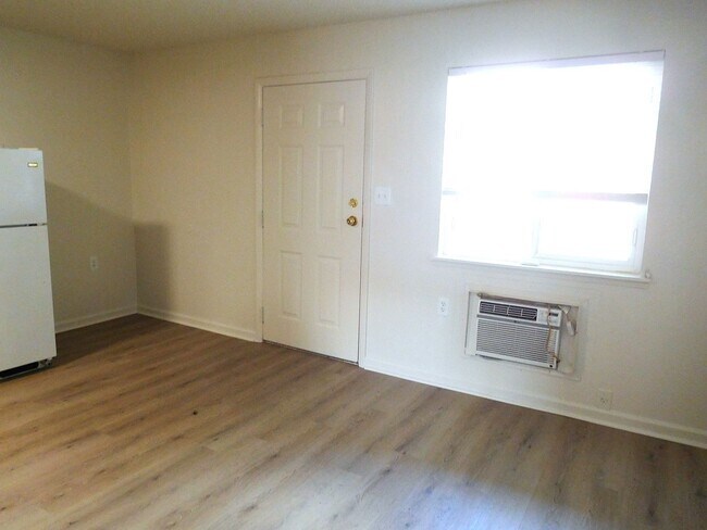 Building Photo - Cute 1 Bedroom close to Victorian Square