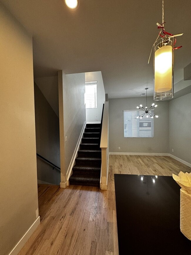 Building Photo - Available Early March!!  Bright and light with fantastic Views!!