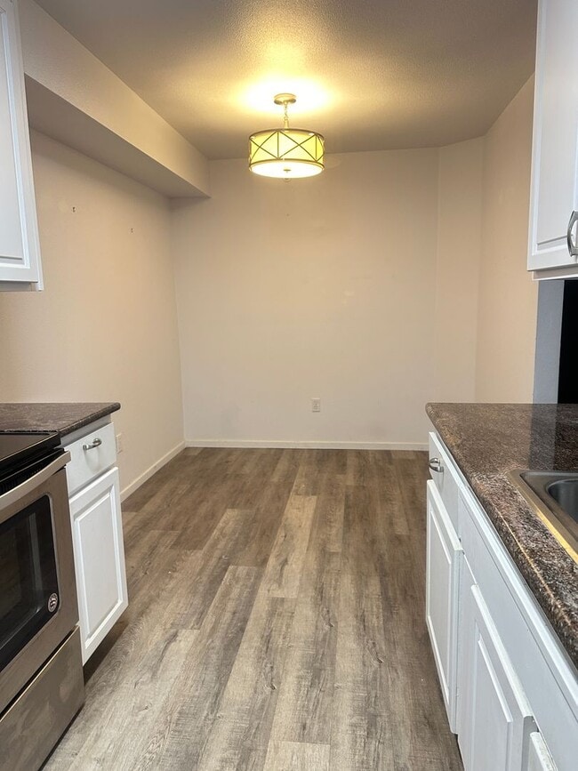 Building Photo - 2 bedroom/ 2 bathroom unit