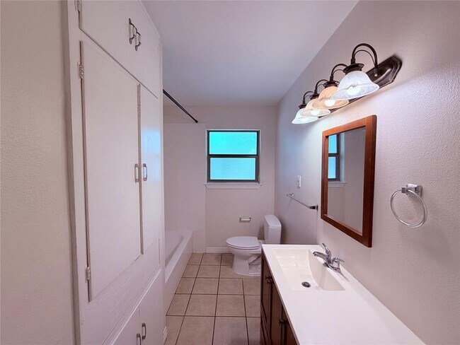 Building Photo - 5915 Sunshine Dr