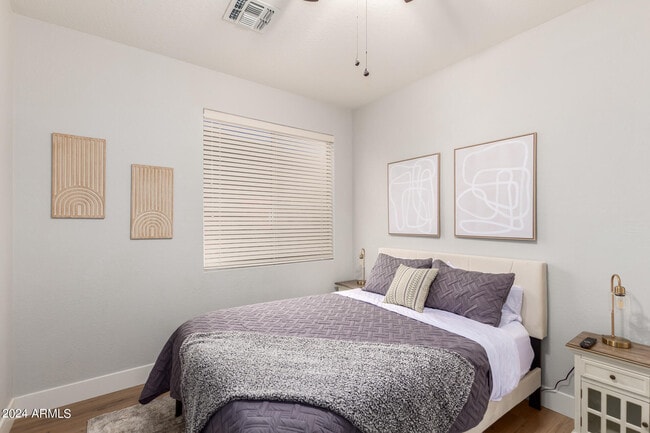 Building Photo - 3725 E Meadowview Dr