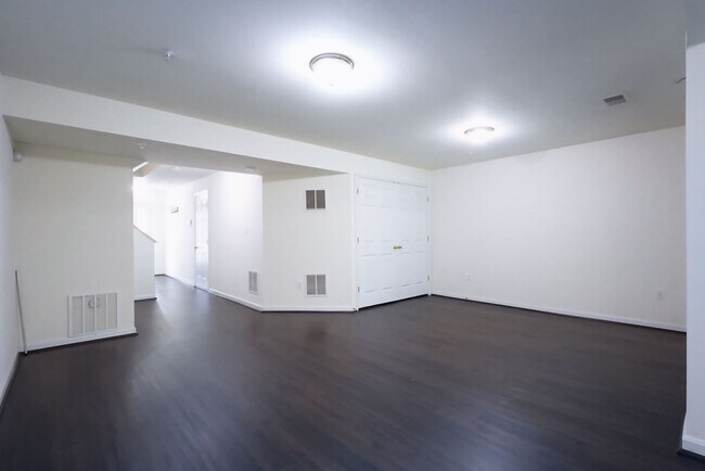 Building Photo - Lovely 3 BR/2 Full BA 2Half BA Townhome in...