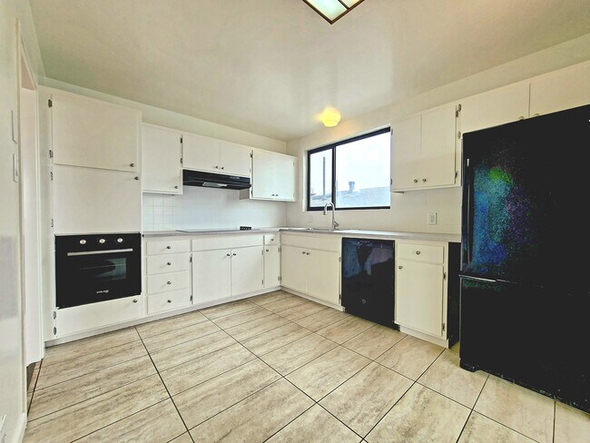 Building Photo - 90 Westline Dr
