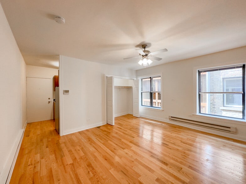 Building Photo - 826 W Cornelia Ave