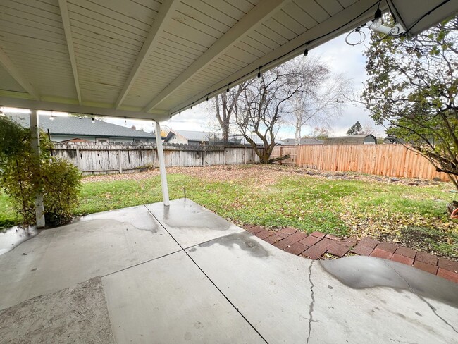 Building Photo - 3 Bedroom, 2 bath 1836 sqft House in Sunset Village