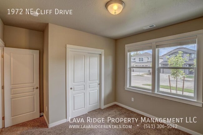 Building Photo - 1972 NE Cliff Dr