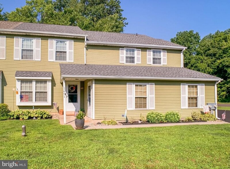Building Photo - 1691B Bluebird Dr