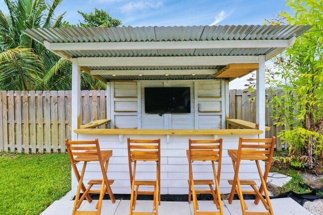 Building Photo - 9 W Riverside Dr