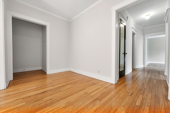 Building Photo - Large 3-bed/1-bath Apartment in the Heart of Rogers Park!