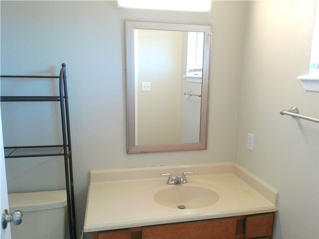 Building Photo - 2725 Santa Fe Unit D - 2/Bed 2.5/Bath - $1...