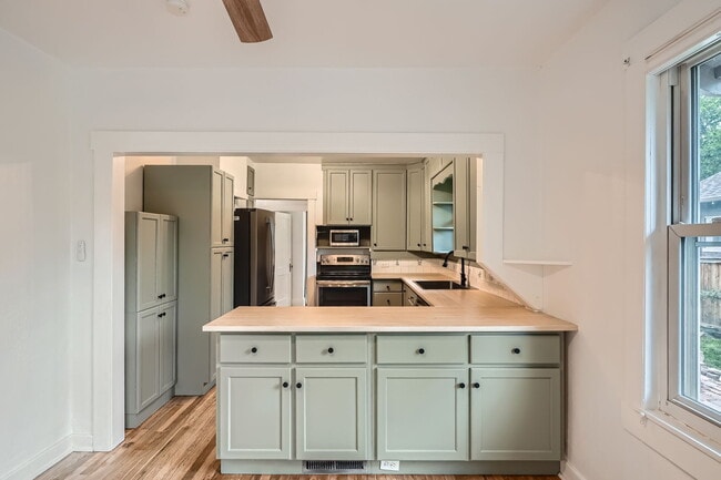 Building Photo - 960 Monroe St