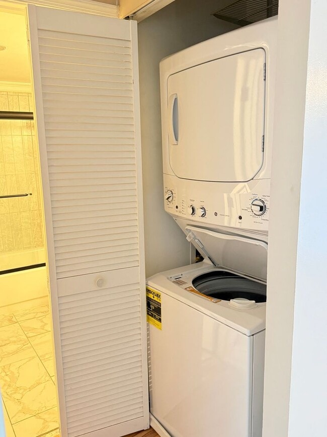 Building Photo - Spacious Condo—Utilities and Parking Included!