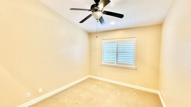 Building Photo - Stunning and Well Appointed High-End Two-S...