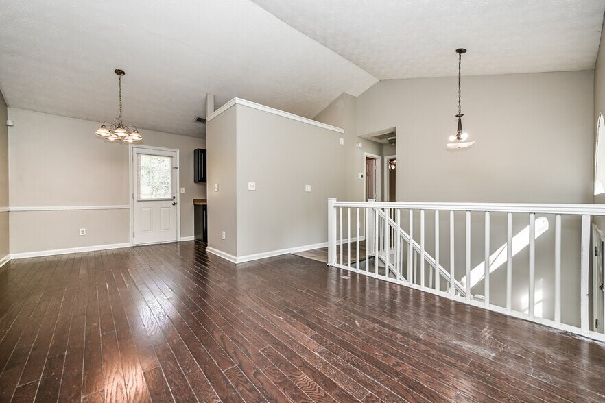 Building Photo - 7105 E Village Ct