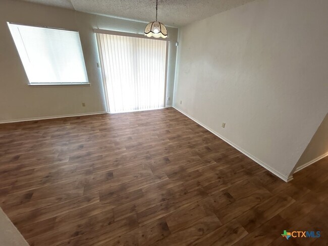 Building Photo - 2108 Carousel Dr
