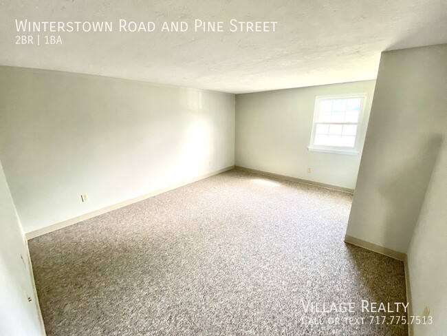 Building Photo - Large 2-Bedroom Townhome in Red Lion! Pati...