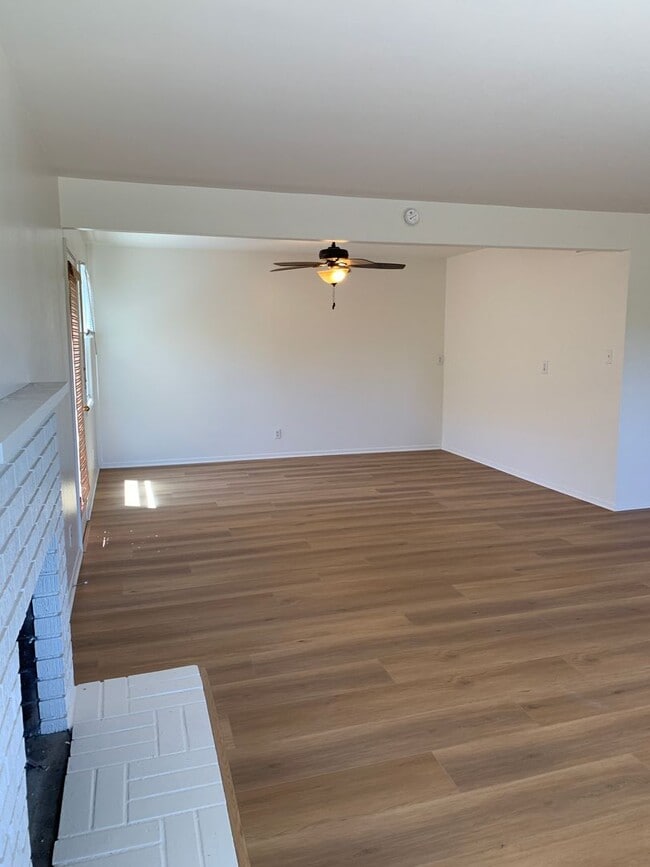 Building Photo - Great Neighborhood, 3 Bedroom Home for Rent