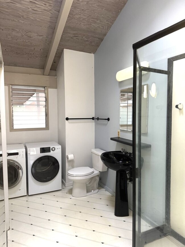 Building Photo - Peaceful Manoa - Well maintained 3 bedroom...