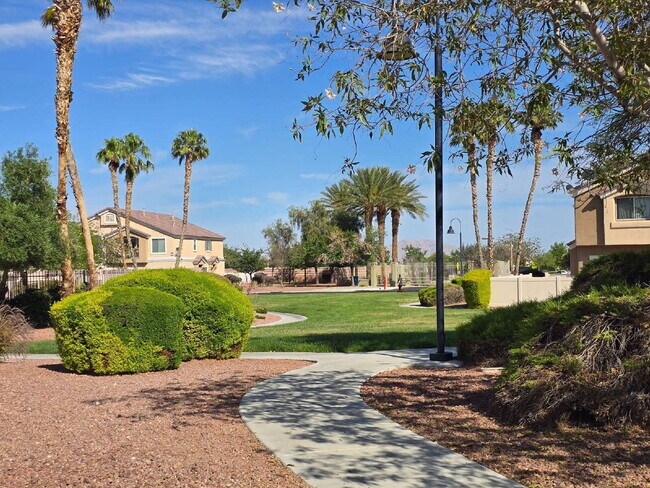 Building Photo - Gated Community Townhome 2 bedroom, 2 bathroom, 1 car garage