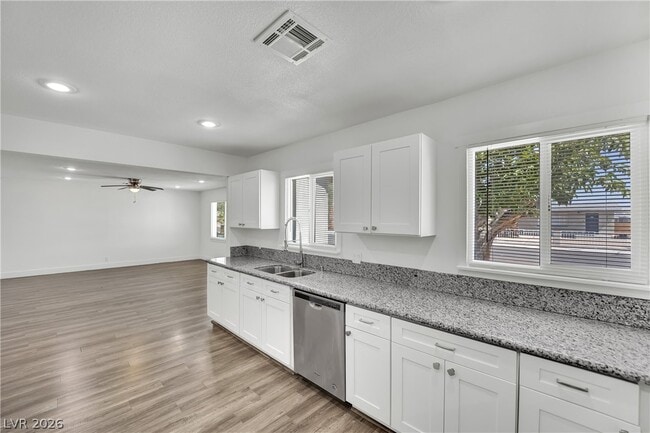 Building Photo - 1050 E Hassett Ave