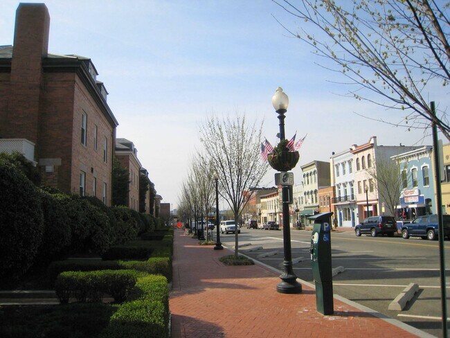 Building Photo - Captivating Capitol Hill Barracks Row Renovated 2 Bedroom Apt w/ Parking & Patio