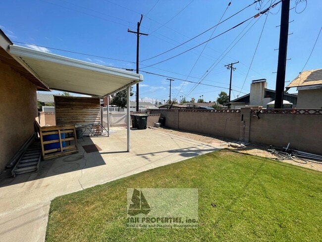 Building Photo - 1440 E Rose Ave