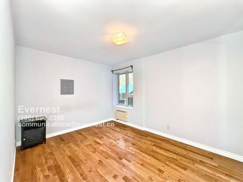 Building Photo - 530 W Olympic Pl