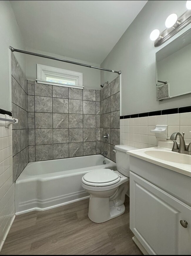 Building Photo - Charming 3 bedroom 1.5 bathroom home with ...