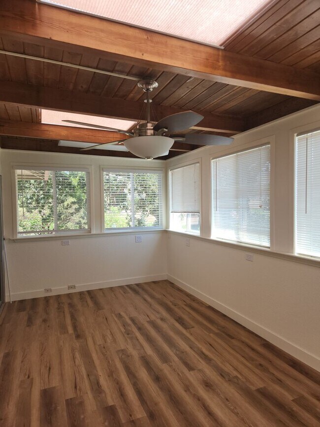 Building Photo - Lovely 2 bedroom, 2 bath in the Oakmont 55...
